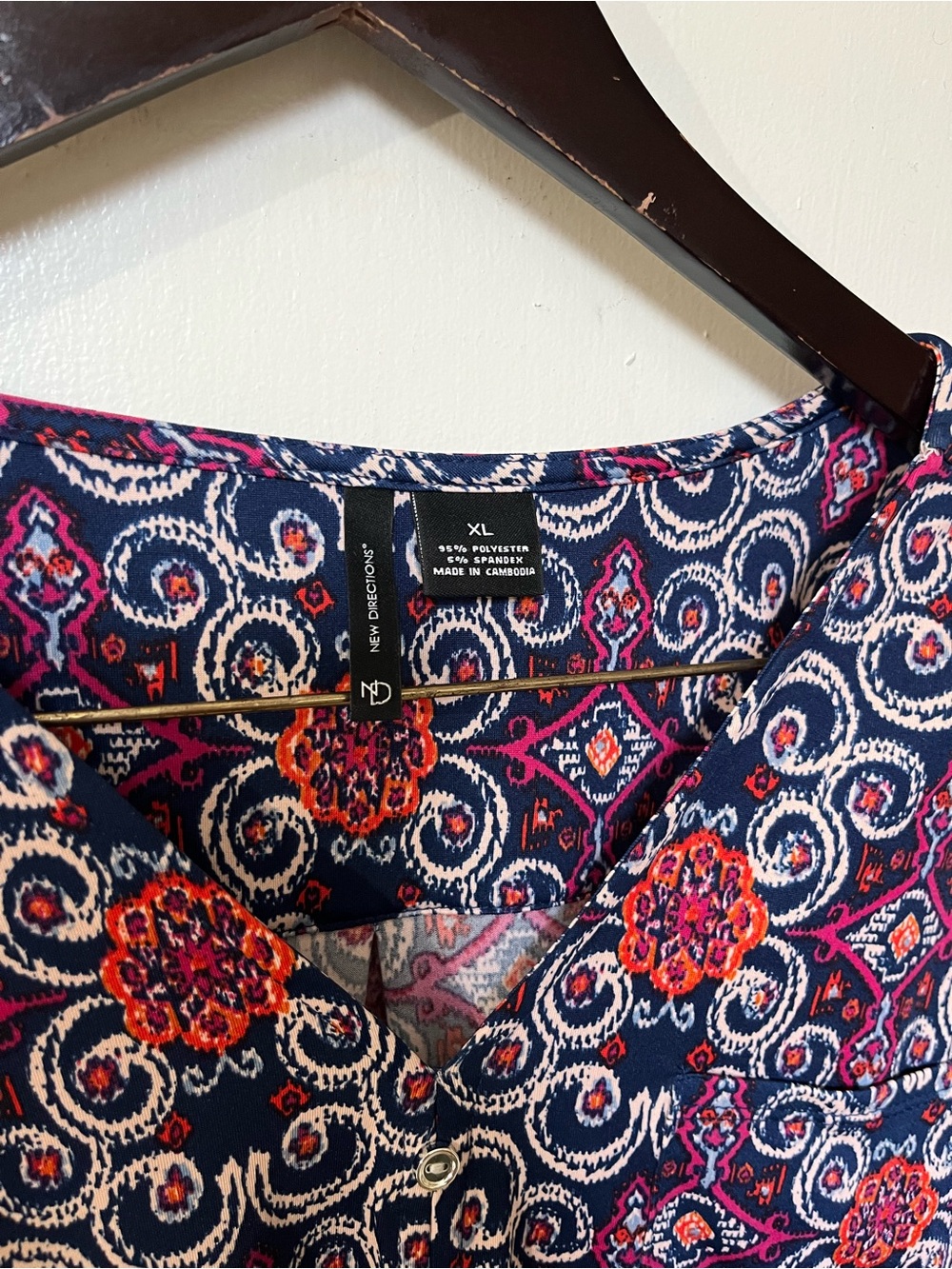 New Directions Top XL Blouse Navy Pink Medallion Tie Front Split Neck EUC - Picture 3 of 7